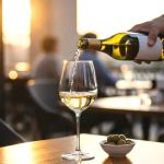 Service d'un verre de vin depuis une bouteille dans un restaurant