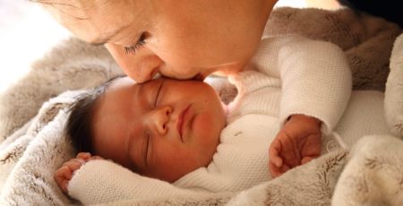 bébé Maman naissance tendresse bisous calin