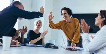 Des collaborateurs heureux au travail durant une reunion.