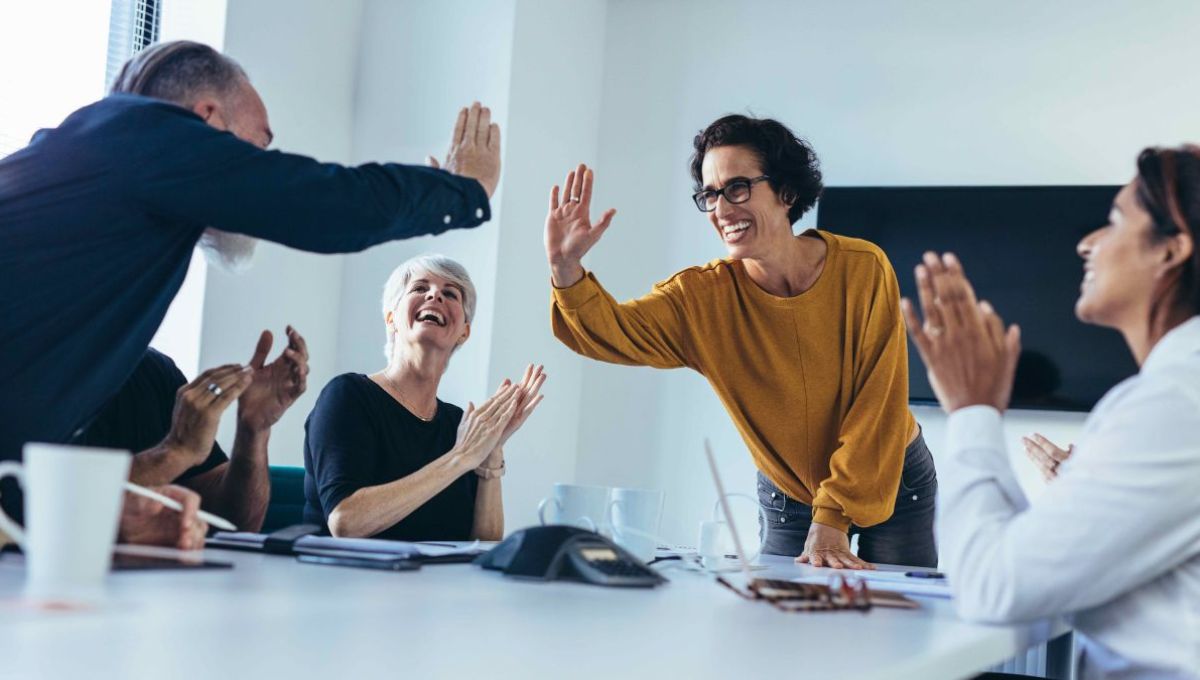 Des collaborateurs heureux au travail durant une reunion.