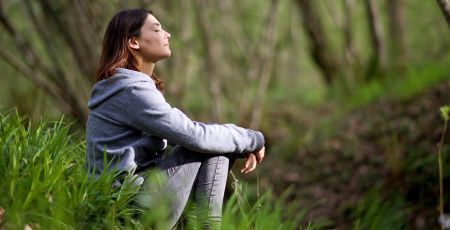 Bien-être femme en méditation - détente zen repos portrait - nature