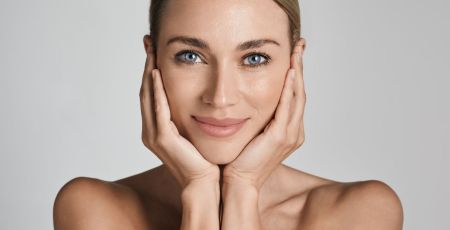 Bien-être : quels sont les bienfaits du yoga du visage et de l’automassage ?