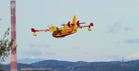 Un canadair survole un feu de forêt