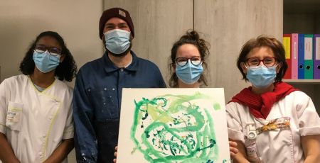 L'artiste pose en compagnie des soignantes de Marie Galène.