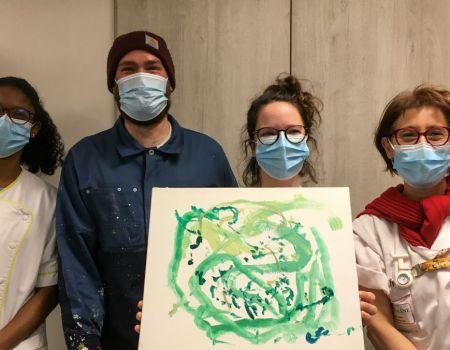 L'artiste pose en compagnie des soignantes de Marie Galène.