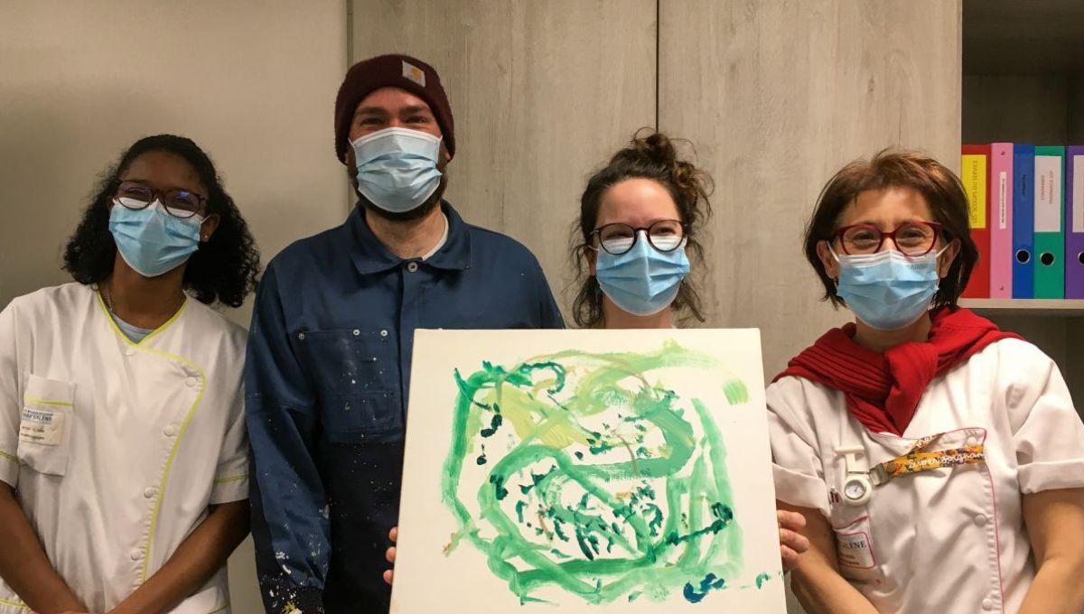 L'artiste pose en compagnie des soignantes de Marie Galène.