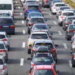 Voitures dans les bouchons - crédit photo : Goran Jakus via Adobe Stock