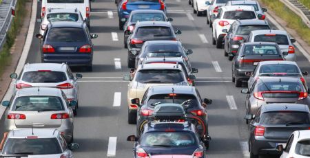 Voitures dans les bouchons - crédit photo : Goran Jakus via Adobe Stock