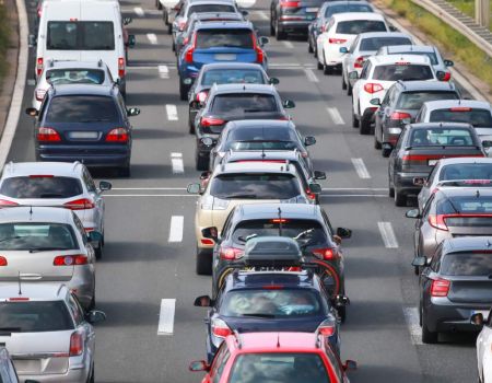 Voitures dans les bouchons - crédit photo : Goran Jakus via Adobe Stock