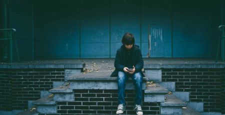 lutter contre l'échec scolaire un enfant seul avec son smartphone