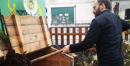 Un employé de la Brocante Verte fait du compost