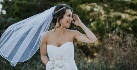 Sologamie : Une jeune mariée a un bouquet en mai