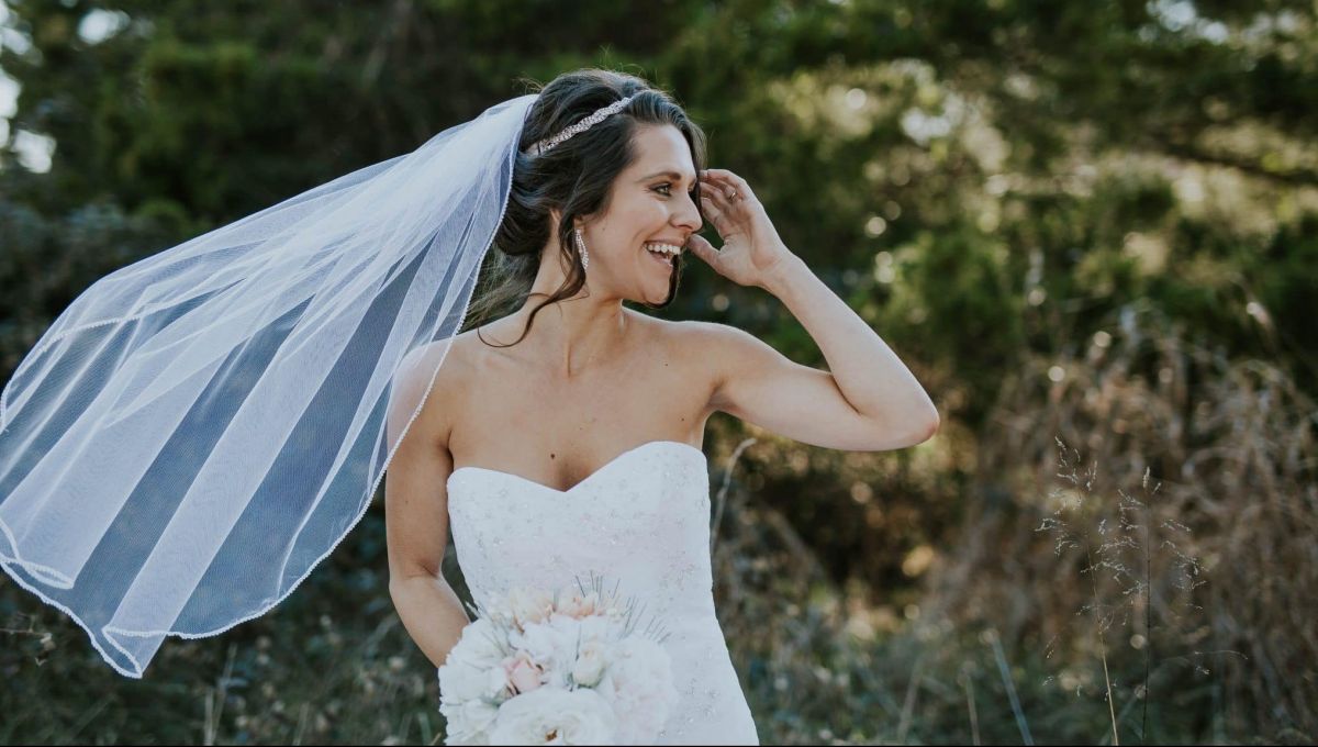 Sologamie : Une jeune mariée a un bouquet en mai