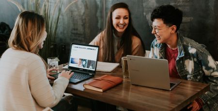 Un groupe d'étudians rient