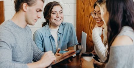 Des étudiants heureux sont réunis autour d'une table
