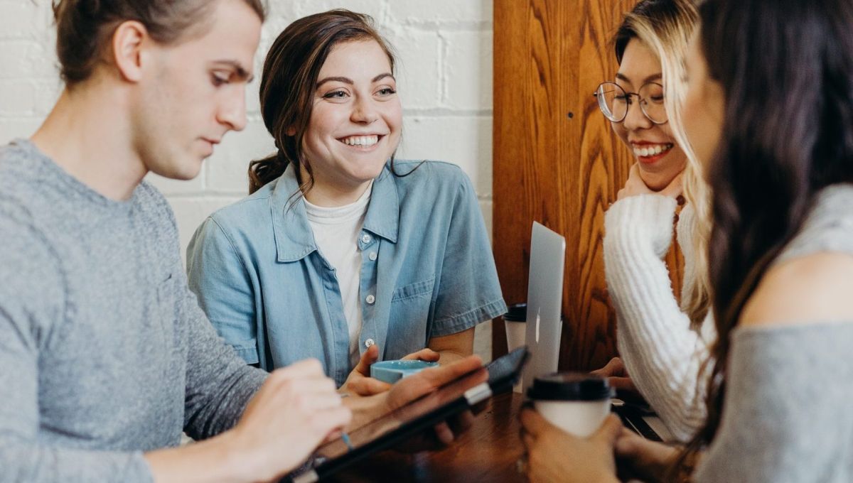 Des étudiants heureux sont réunis autour d'une table