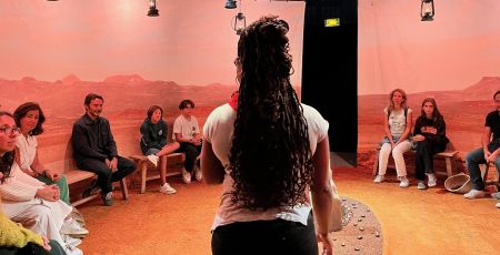 "24h de la vie d’une femme" : une femme debout fait face à à un public assi en cercle