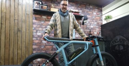 Frank Deycard, derrière le Cafe Racer.