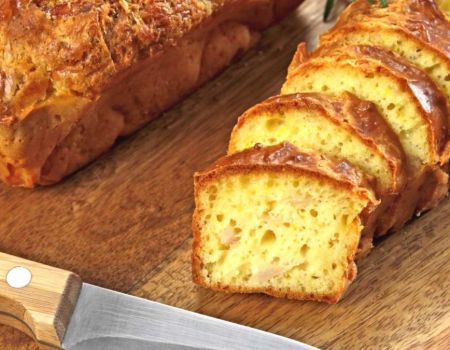Cake salé jambon fromage - crédit photo : ALF photo via Adobe Stock