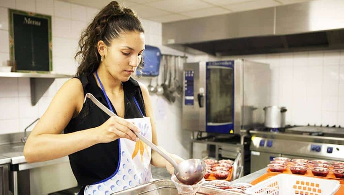 femme qui sert un plat en cuisine