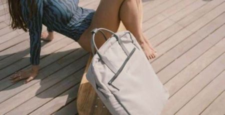 femme détendue sur terrasse bois avec sac recyclé