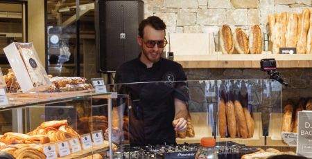 Ce DJ mixe dans les boulangeries pour créer du lien