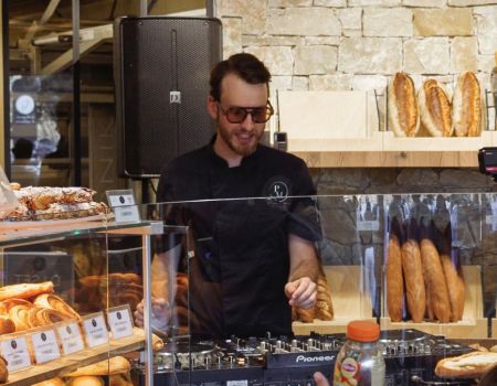 Ce DJ mixe dans les boulangeries pour créer du lien