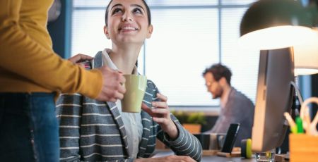 FEmme souriante qui reçoit un café - crédit photo : StockPhotoPro via Adobe Stock
