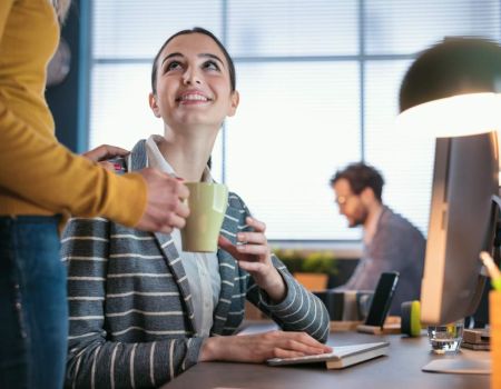 FEmme souriante qui reçoit un café - crédit photo : StockPhotoPro via Adobe Stock
