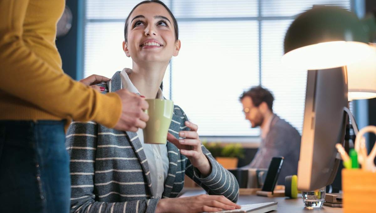FEmme souriante qui reçoit un café - crédit photo : StockPhotoPro via Adobe Stock