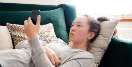 Jeune fille qui scrolle - crédit photo : Соня Монштейн via Adobe Stock