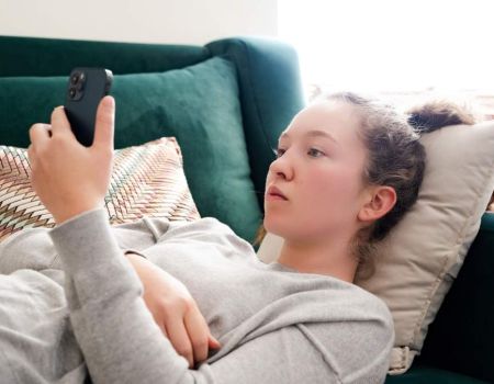 Jeune fille qui scrolle - crédit photo : Соня Монштейн via Adobe Stock