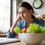 Femme qui s'endort devant son ordinateur