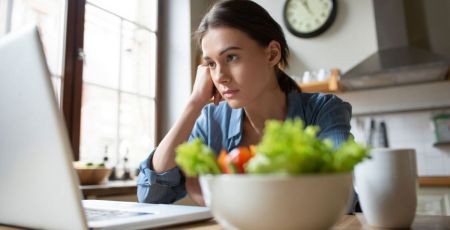 Femme qui s'endort devant son ordinateur
