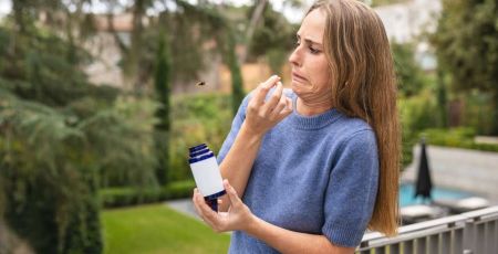 Femme qui a peur d'une guêpe - crédit photo : Jordi Mora via Adobe Stock