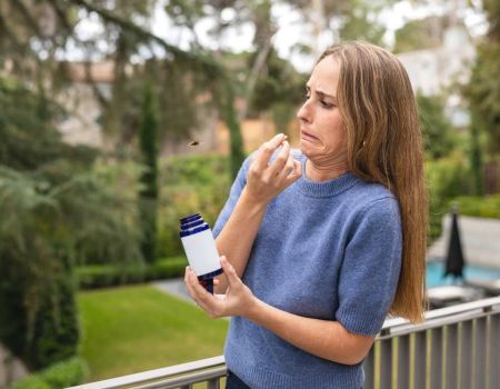 Femme qui a peur d'une guêpe - crédit photo : Jordi Mora via Adobe Stock