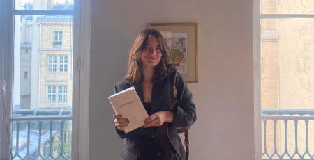 Céline avec son livre inspirant