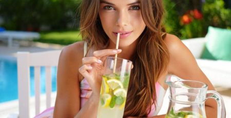 Femme sirotant une citronnade