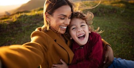Une maman qui rit avec sa fille