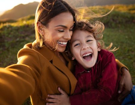 Une maman qui rit avec sa fille