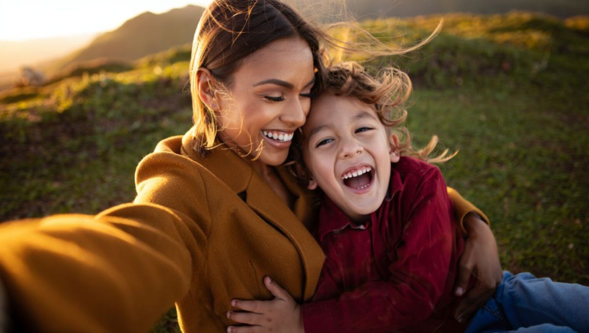 Une maman qui rit avec sa fille