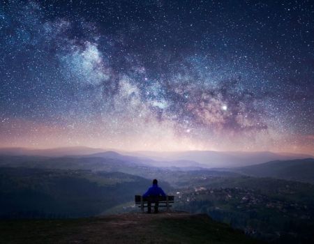 Cet été, ralentissez avec la tête dans les étoiles