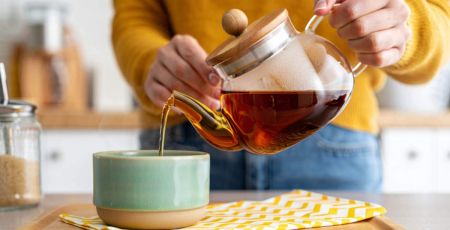 Thé servi dans une tasse