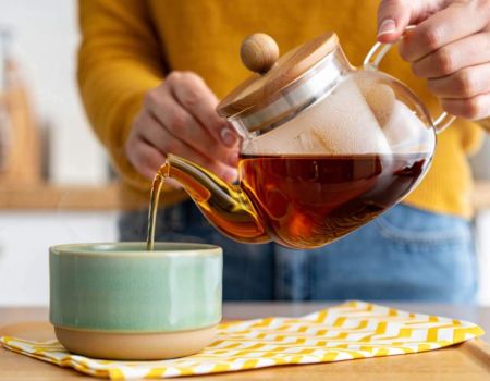 Thé servi dans une tasse