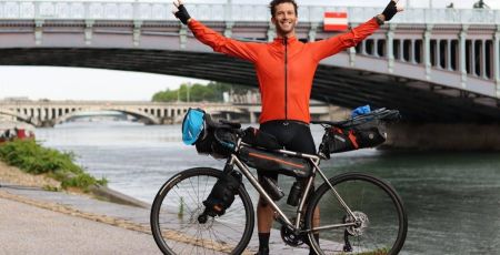 Charles Steinmyller devant son vélo à Lyon au bord du Rhône