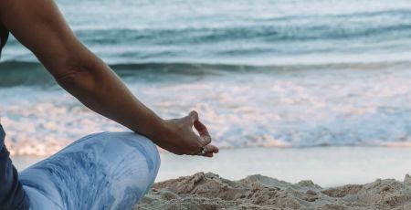Une posture de yoga face à la mer