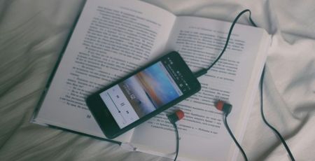 Livre et téléphone avec écouteurs