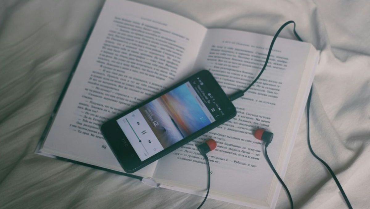 Livre et téléphone avec écouteurs