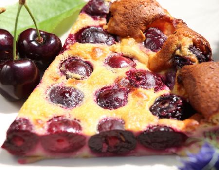 Clafoutis aux cerises facile et léger - crédit photo : Claude Calcagno via Adobe Stock