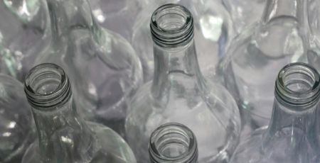 Plusieurs bouteilles en verre, en rang d'oignons